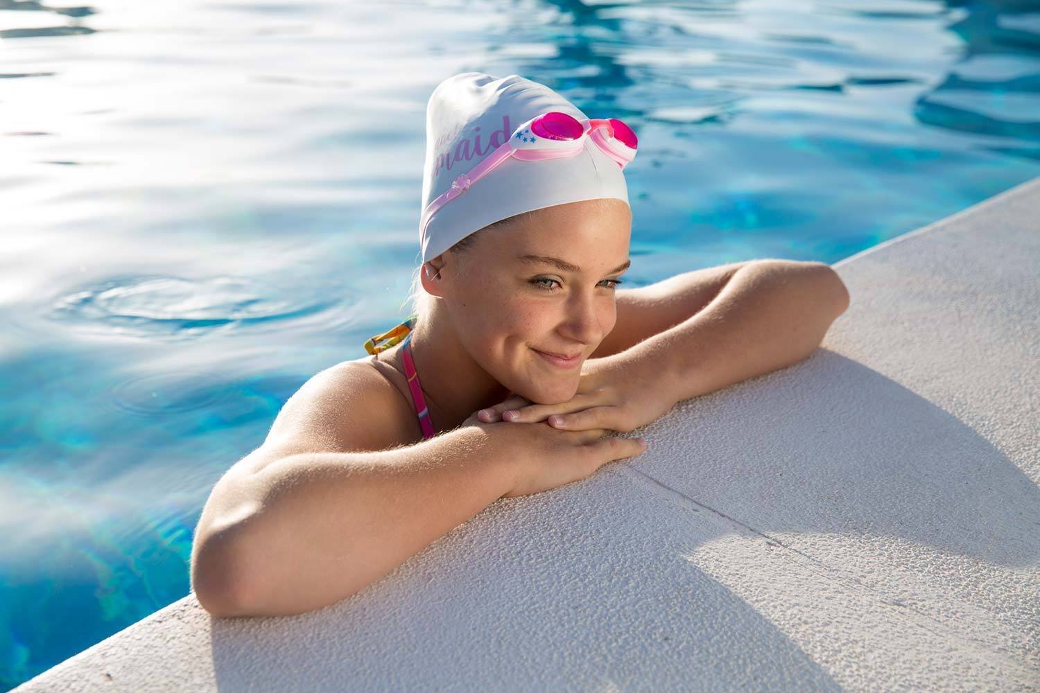 Swimming cap and goggles discount